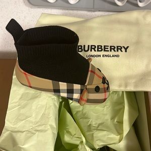 Brand new Burberry Thomas for sale size uk3 Eur19